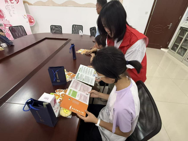 泰州市姜堰区顾高镇：童心飞扬绿茵场 护苗书签助成长 - 图3