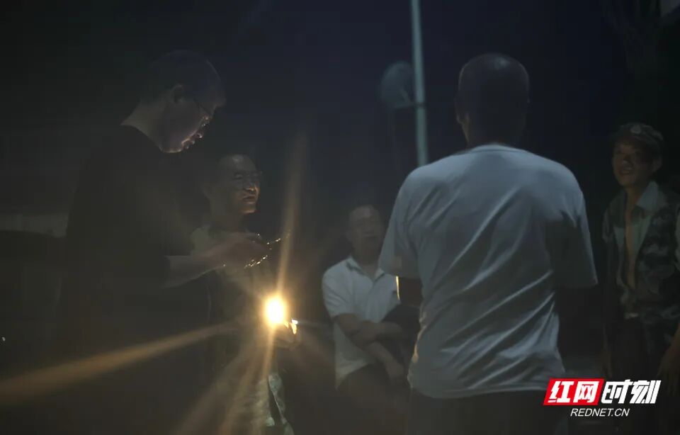 影像故事｜撤离“孤岛”，100多名乡亲结伴徒步的7小时 - 图9