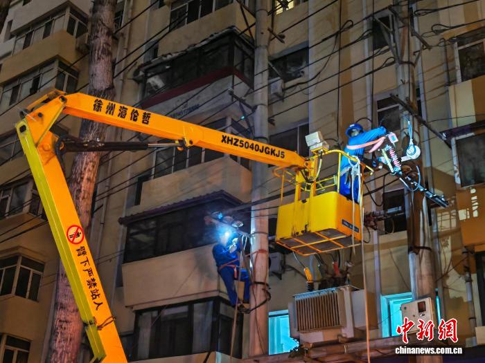 迎战极端强对流天气 黑龙江电力人连夜逆行守护万家灯火 - 图1