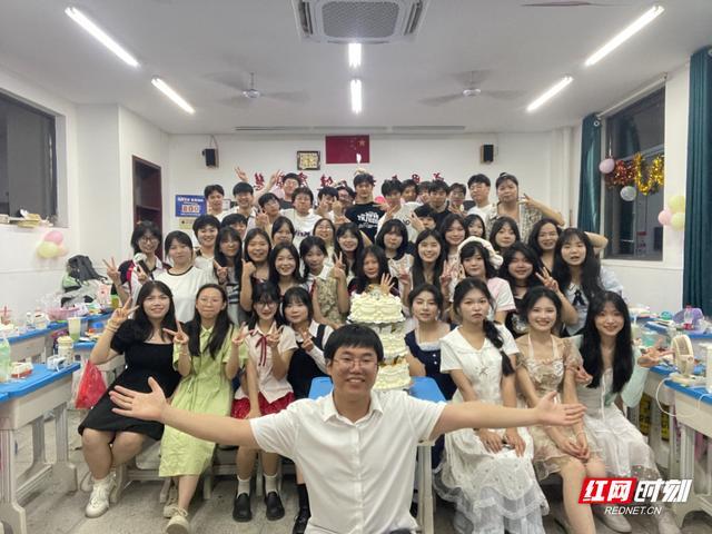 00后班主任首届学生要高考了：只大8岁 班级成绩第一 - 图1