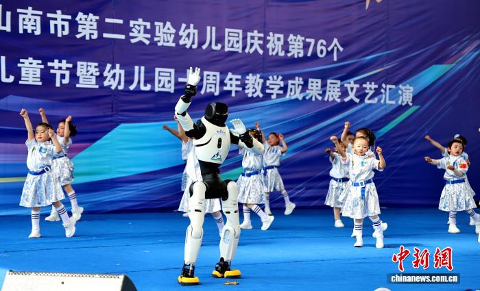 十年育幼守初心：西藏山南萌娃多彩展演欢庆“六一” - 图9