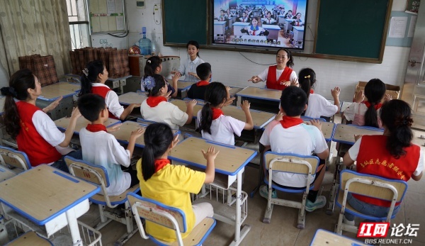 暖心现场！白露塘小学的孩子们迎来爱心大礼包 - 图1