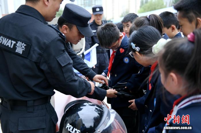 兰铁公安举办警营开放日：萌娃体验一日“特警梦” - 图3