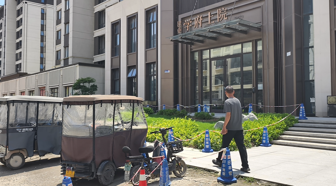 小区周围管网污水外溢，居民三年出行难 睢县住建局当晚行动 - 图1