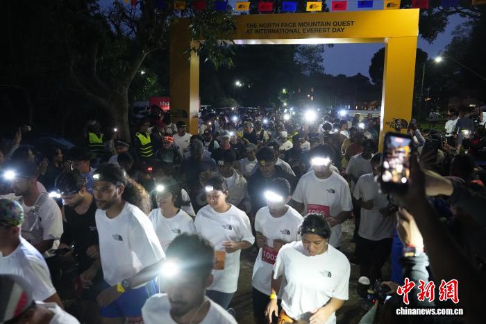 尼泊尔举行夜间越野跑 纪念人类首登珠峰73周年 - 图1