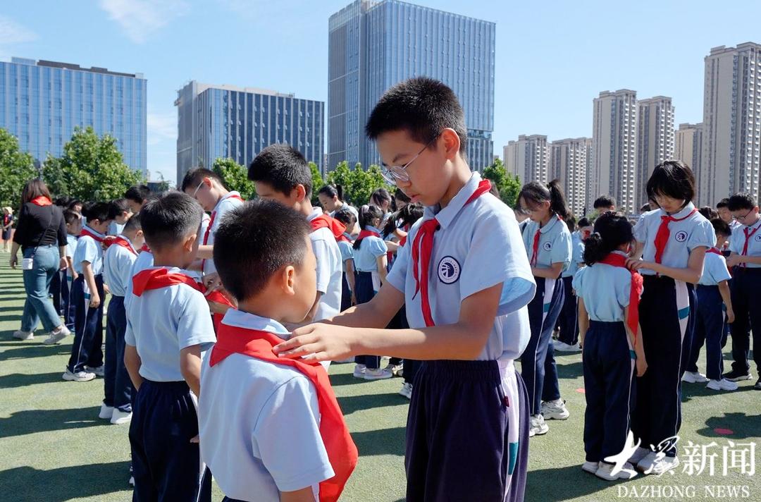 第一次戴上红领巾 争做新时代好少年 - 图2