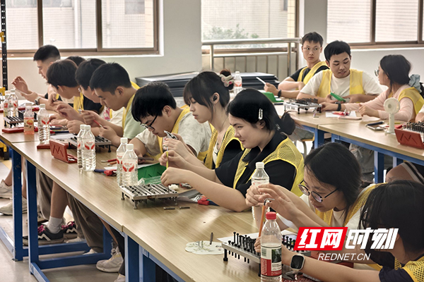 湖南有色金属职院开展“青春跟党走，匠心筑制造”参观研学活动 - 图1