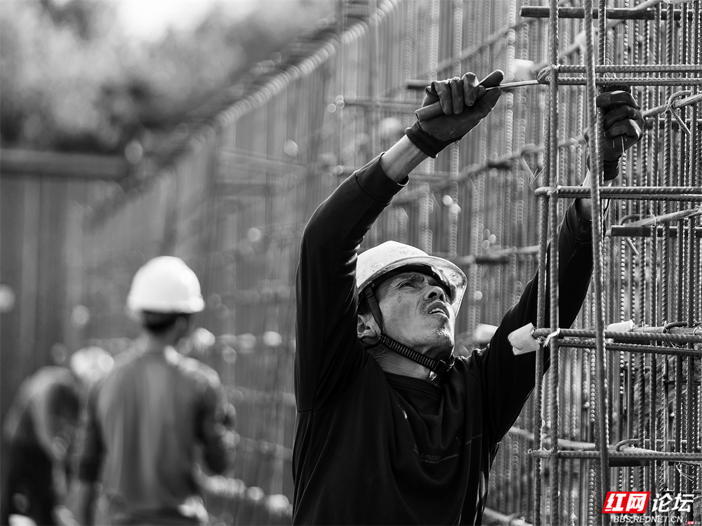 喧嚣之外，这群筑路人无声亦闪光 - 图8