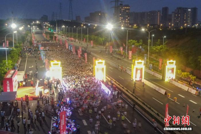 2026南昌万人夜跑活动举行 - 图2