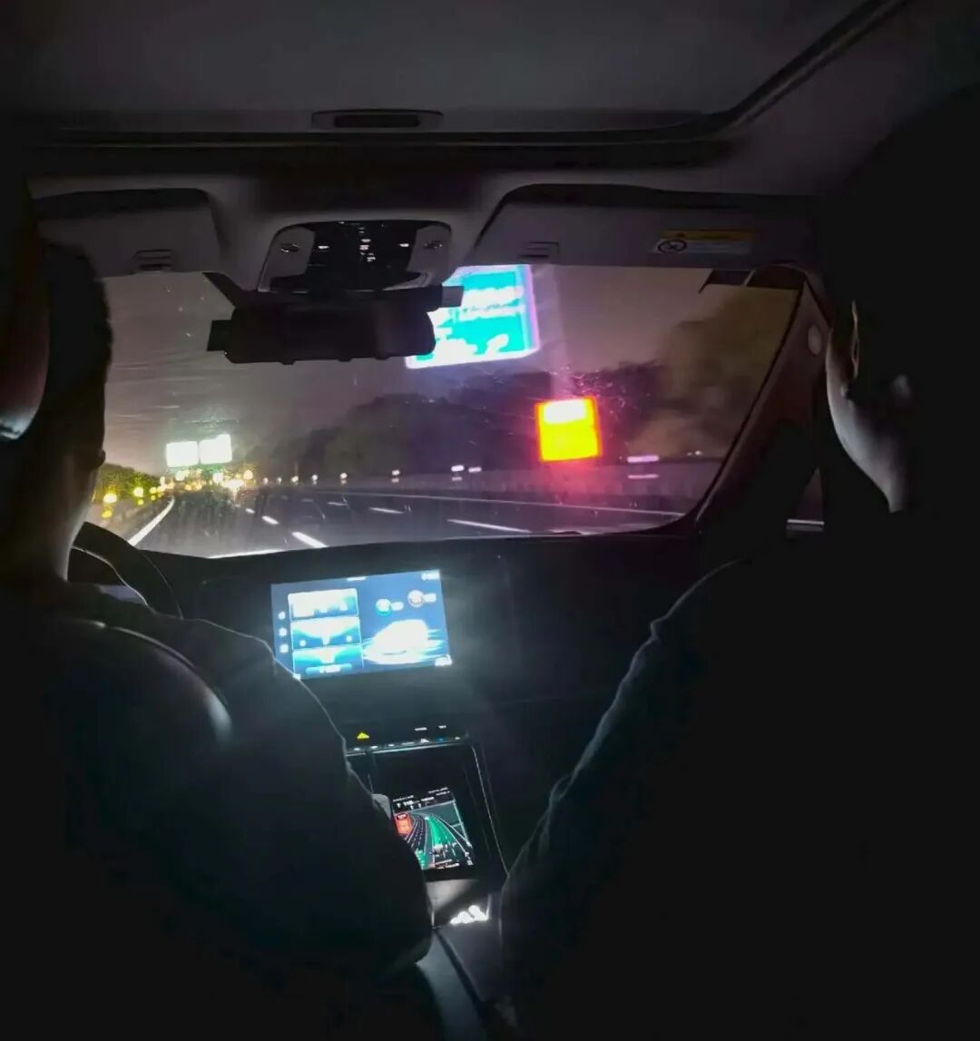 炒股投资的钱却成了游戏点券！警方及时拦截，最终追回80万现金 - 图2