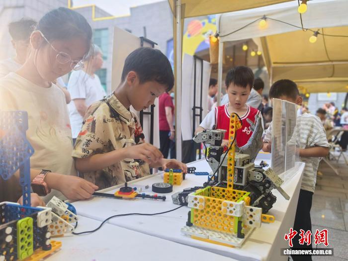 重庆办夜间科普盛宴 多元形式让科学走进大众生活 - 图2