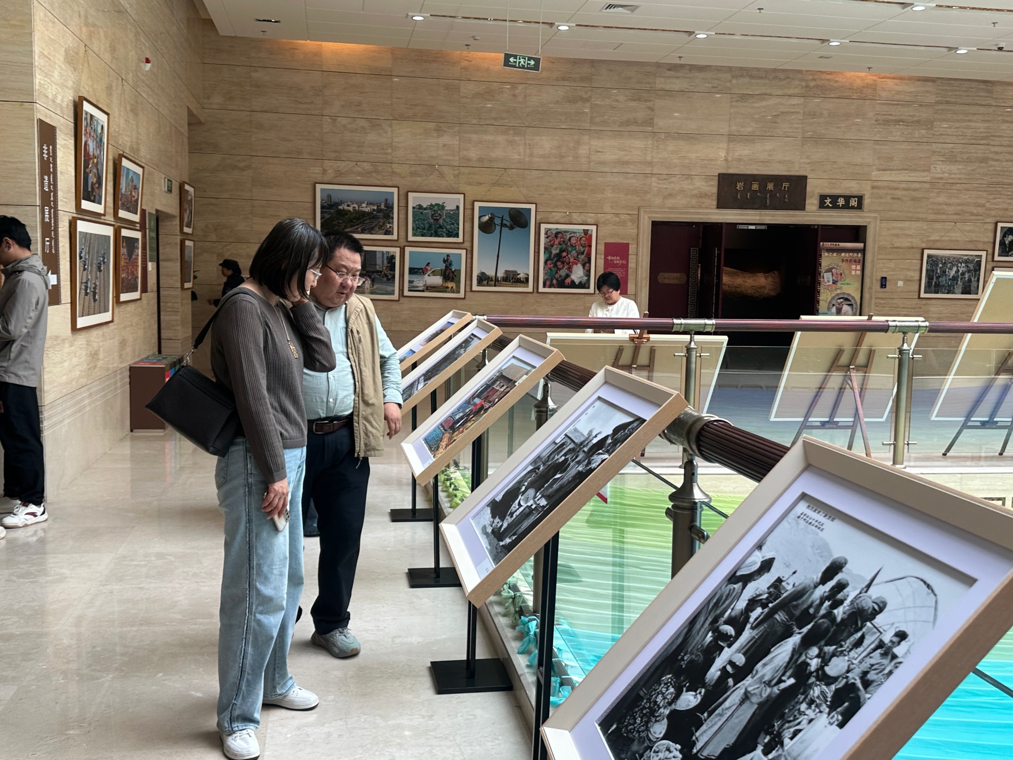 “我们生活在这片土地上——内蒙古民生记忆图片展”走进阿拉善 - 图2