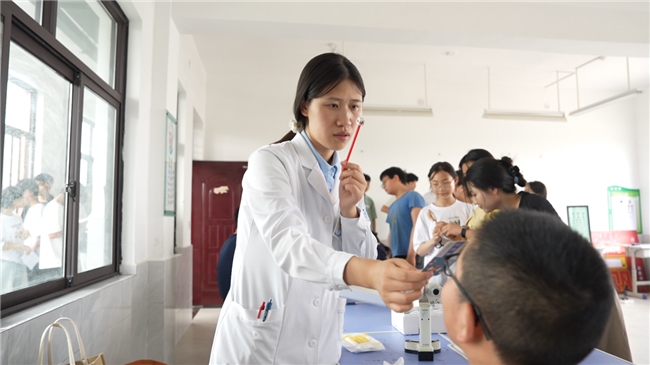 城市公益行·爱眼、爱运动、更健康——让爱看得见，天真无“斜”健步走活动在郑温暖举行 - 图12