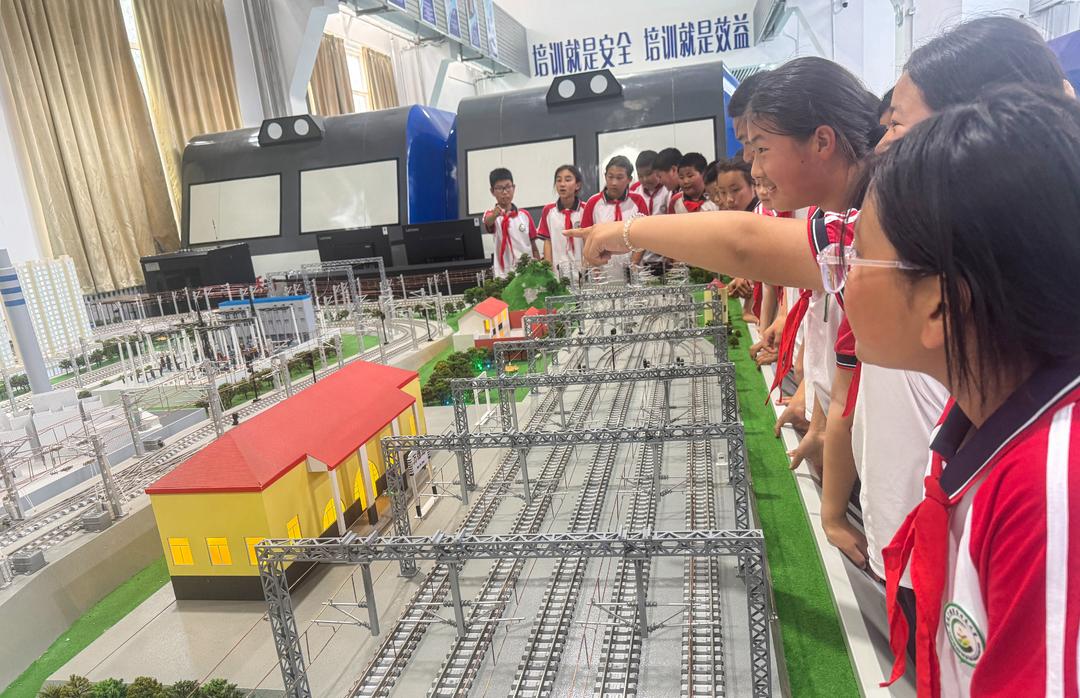 根植爱路护路意识，小学师生“探秘”铁路机务段 - 图2