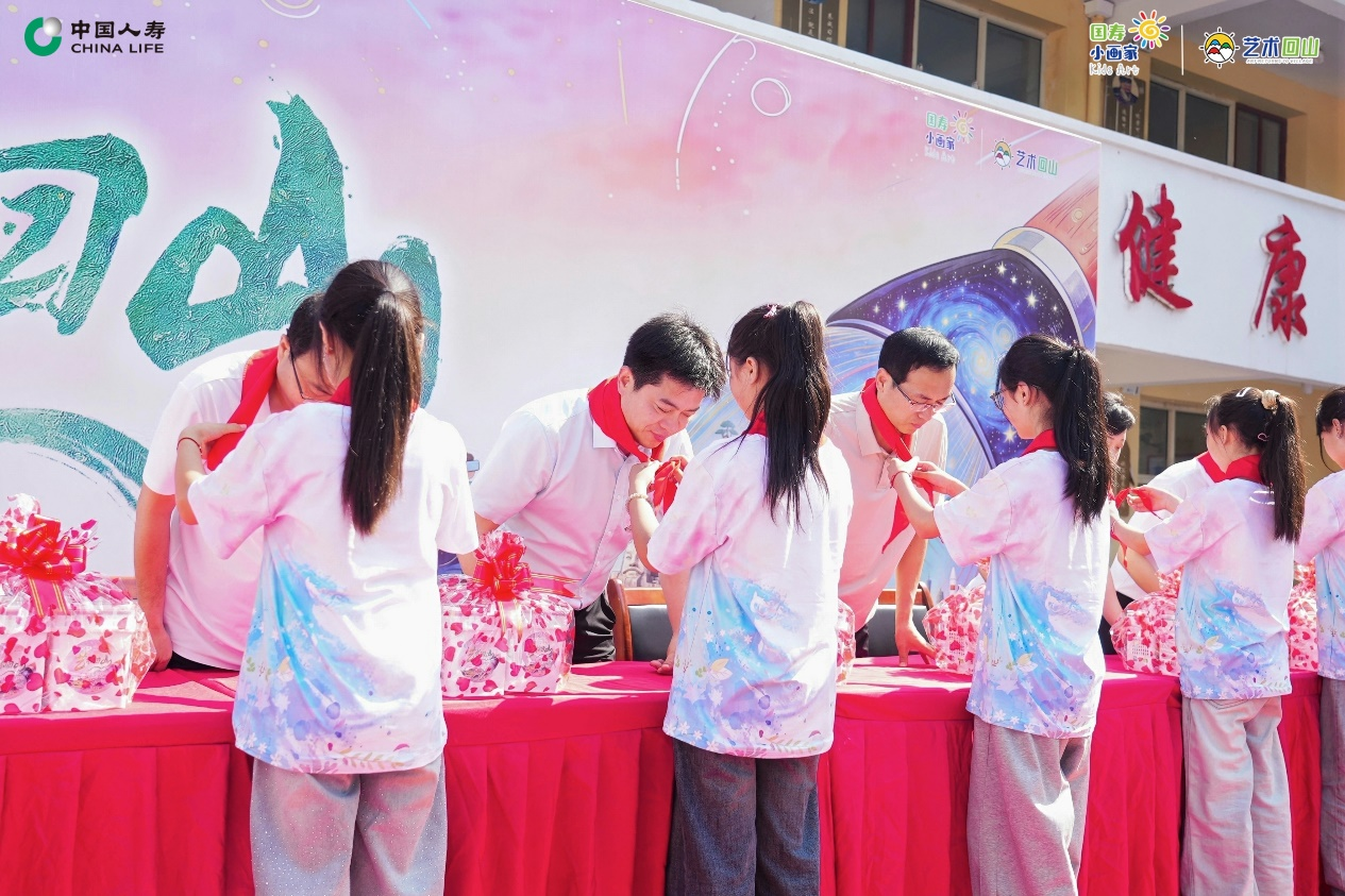 中国人寿寿险河南省分公司走进安阳林州 以甲骨文之美绘动华章 - 图3