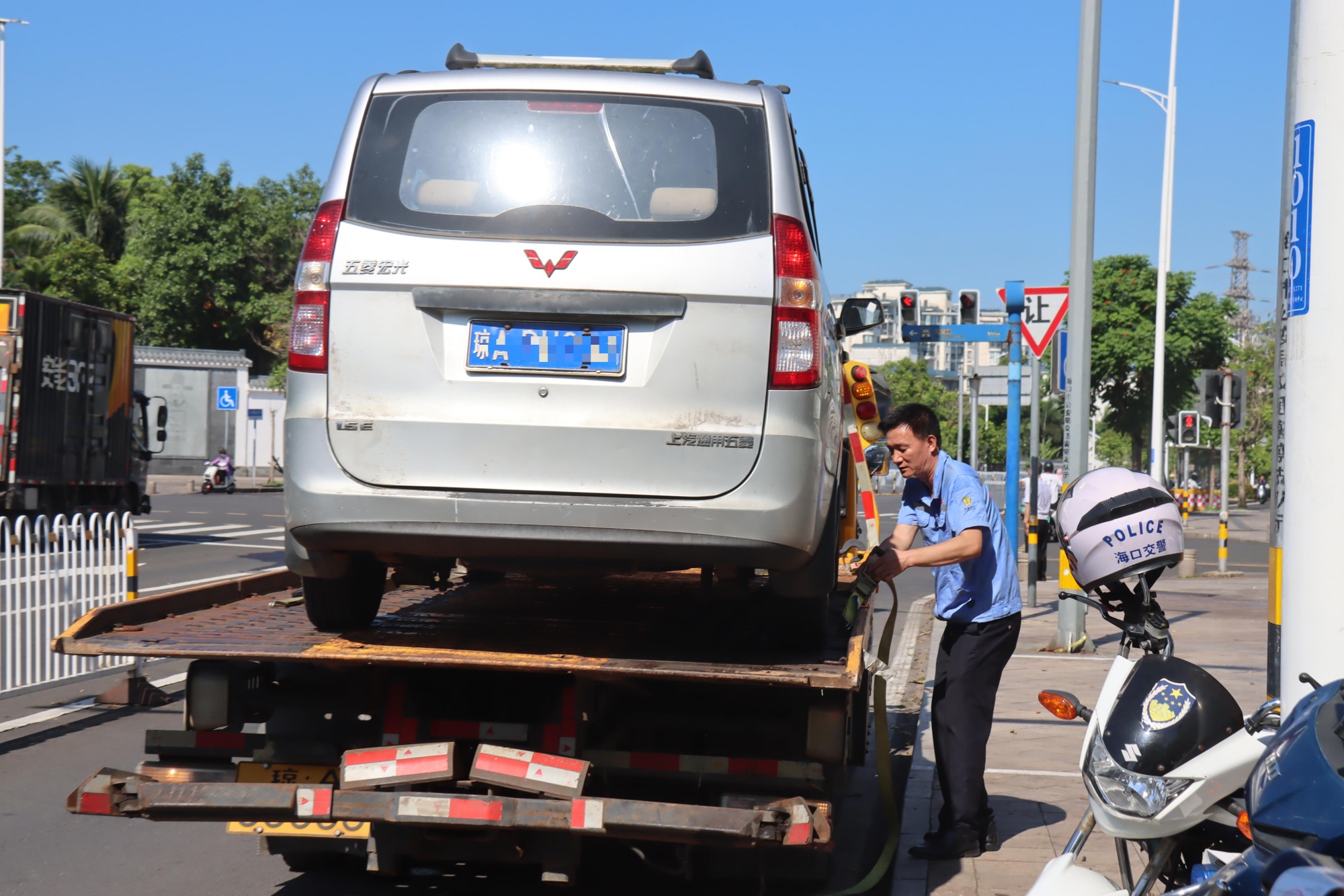 海口公安交警整治路面“僵尸车” - 图2