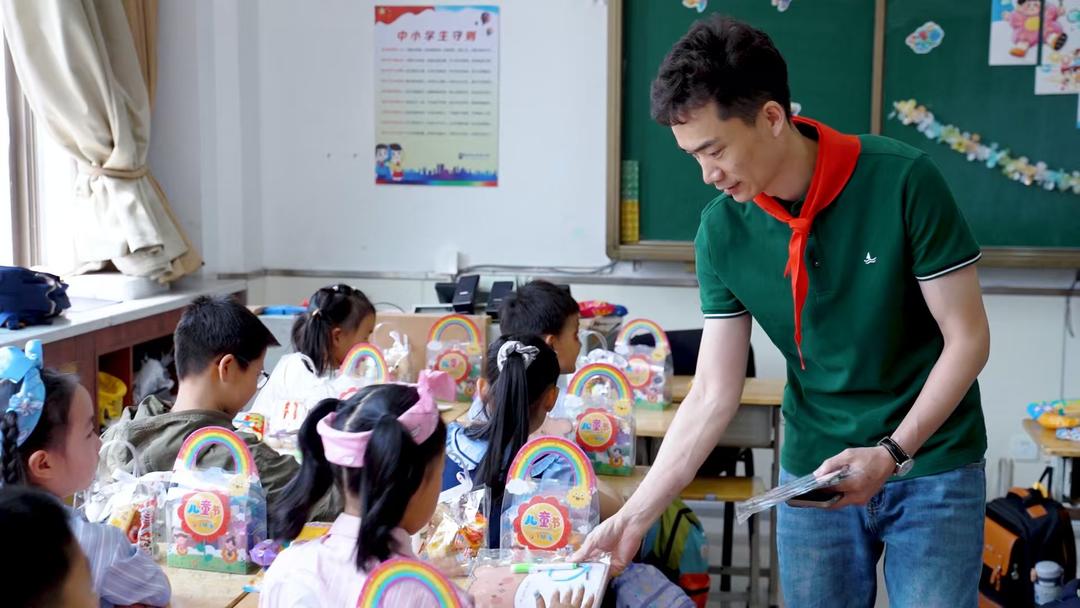 民建威海市委会“六一”走进孙家疃小学：捐赠教学体育物资，用爱心守护少年成长 - 图2