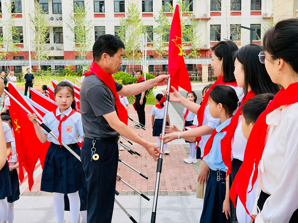 二七区兴华小学教育集团举行一年级第一批新队员入队仪式 - 图2