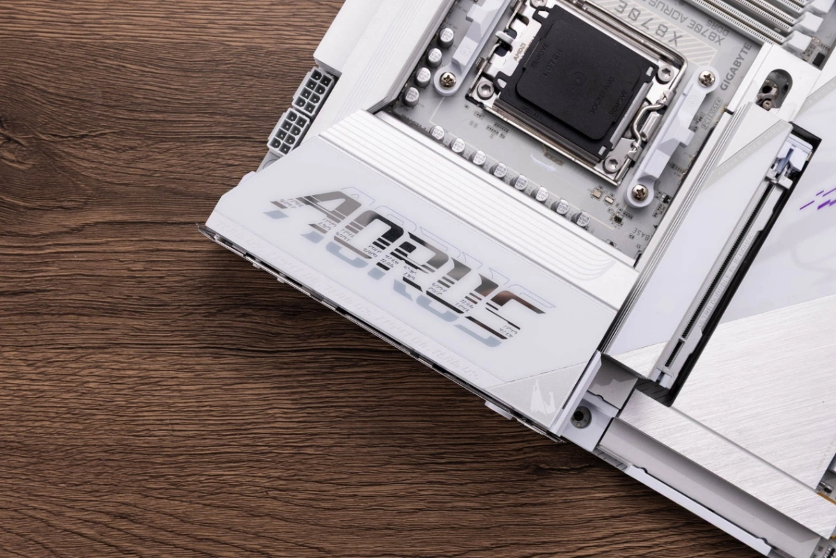 技嘉X870E X3D电竞冰雕主板评测：游戏玩家一步到位的选择 - 图2