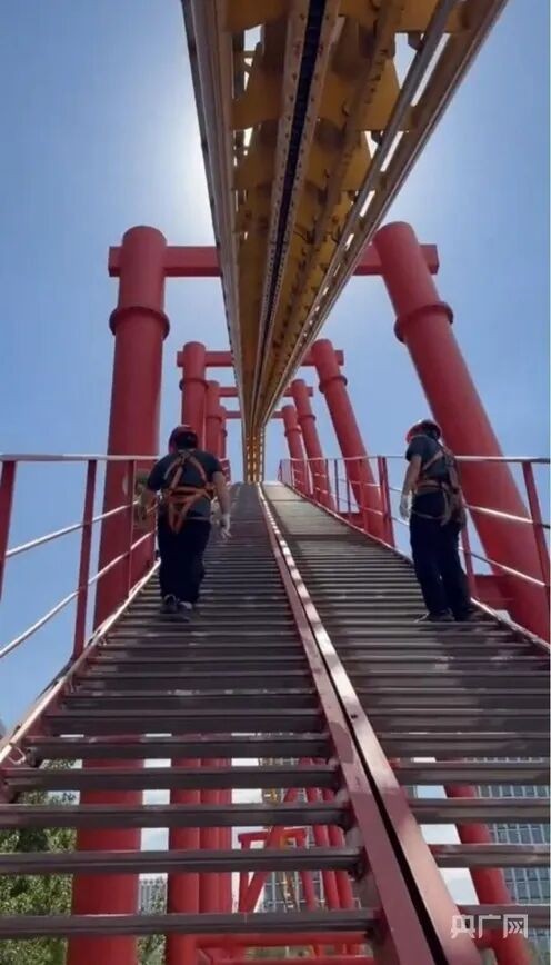 体育场顶棚被撕裂、过山车空中停摆！13级阵风突袭哈尔滨，记者实探→ - 图4