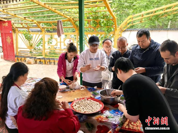 一张饺子皮，包出民族团结“同心馅” - 图1