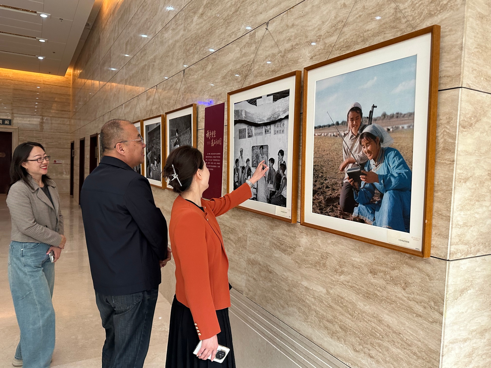 “我们生活在这片土地上——内蒙古民生记忆图片展”走进阿拉善 - 图1