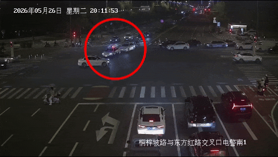 长沙交警为生命“狂飙”：7分钟打通“绿色通道”，紧急护送羊水破裂孕妇就医 - 图1