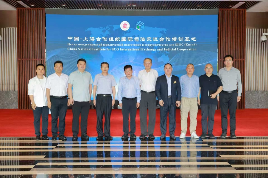 校所协同育人才，这场公益捐赠为法治教育注入动力 - 图1