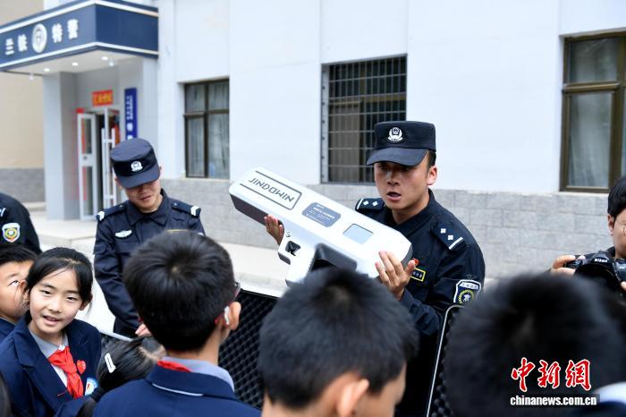 兰铁公安举办警营开放日：萌娃体验一日“特警梦” - 图6