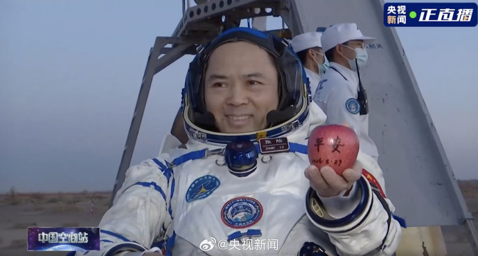 神二十一乘组张陆、武飞、张洪章全部顺利出舱，回到地球第一顿饭吃啥？记者：他们要吃的水果是西红柿 - 图1