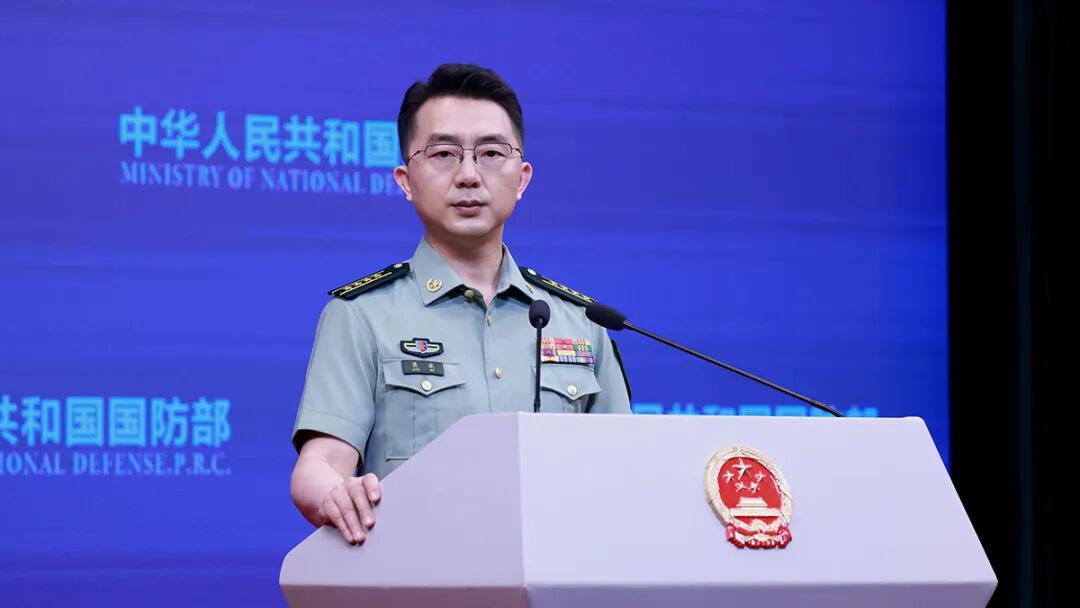 中国军队外逼驱离侵闯西沙领空的荷兰直升机，国防部回应 - 图1