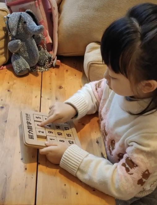 8岁贵州女孩挑战五阶数字华容道 - 图1