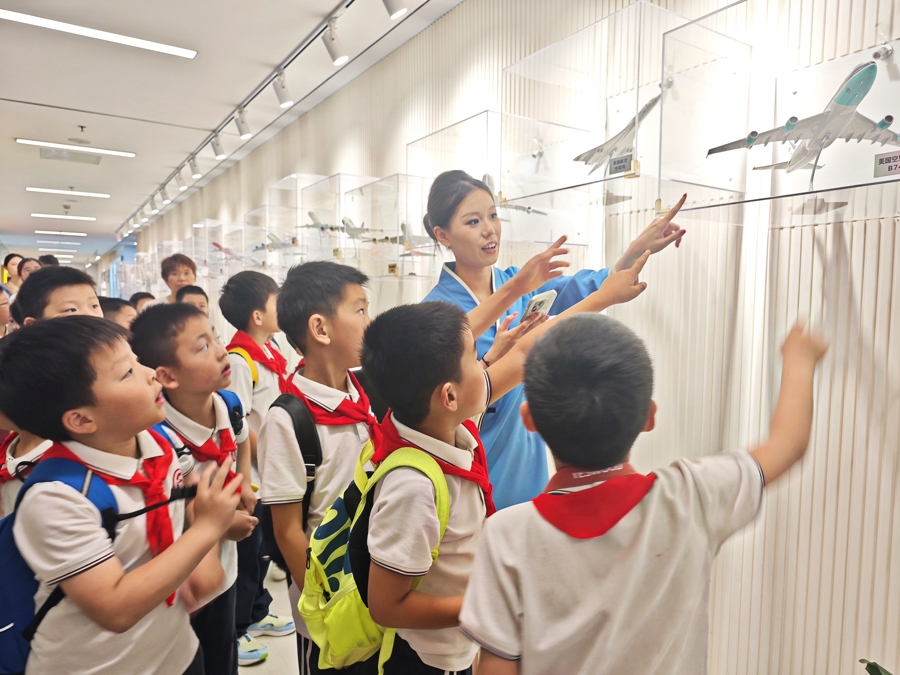 没有书包和课本，这个“六一”，吴泾这所学校的孩子拿着“登机牌”去了哪儿？ - 图3