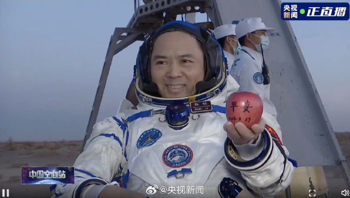 张陆、武飞、张洪章顺利出舱 - 图1