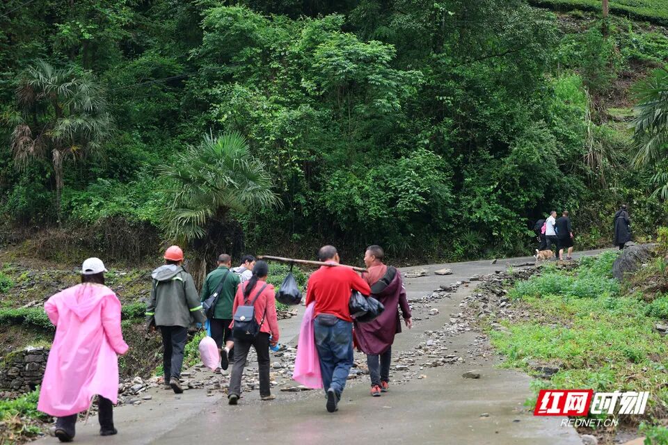 影像故事｜撤离“孤岛”，100多名乡亲结伴徒步的7小时 - 图25