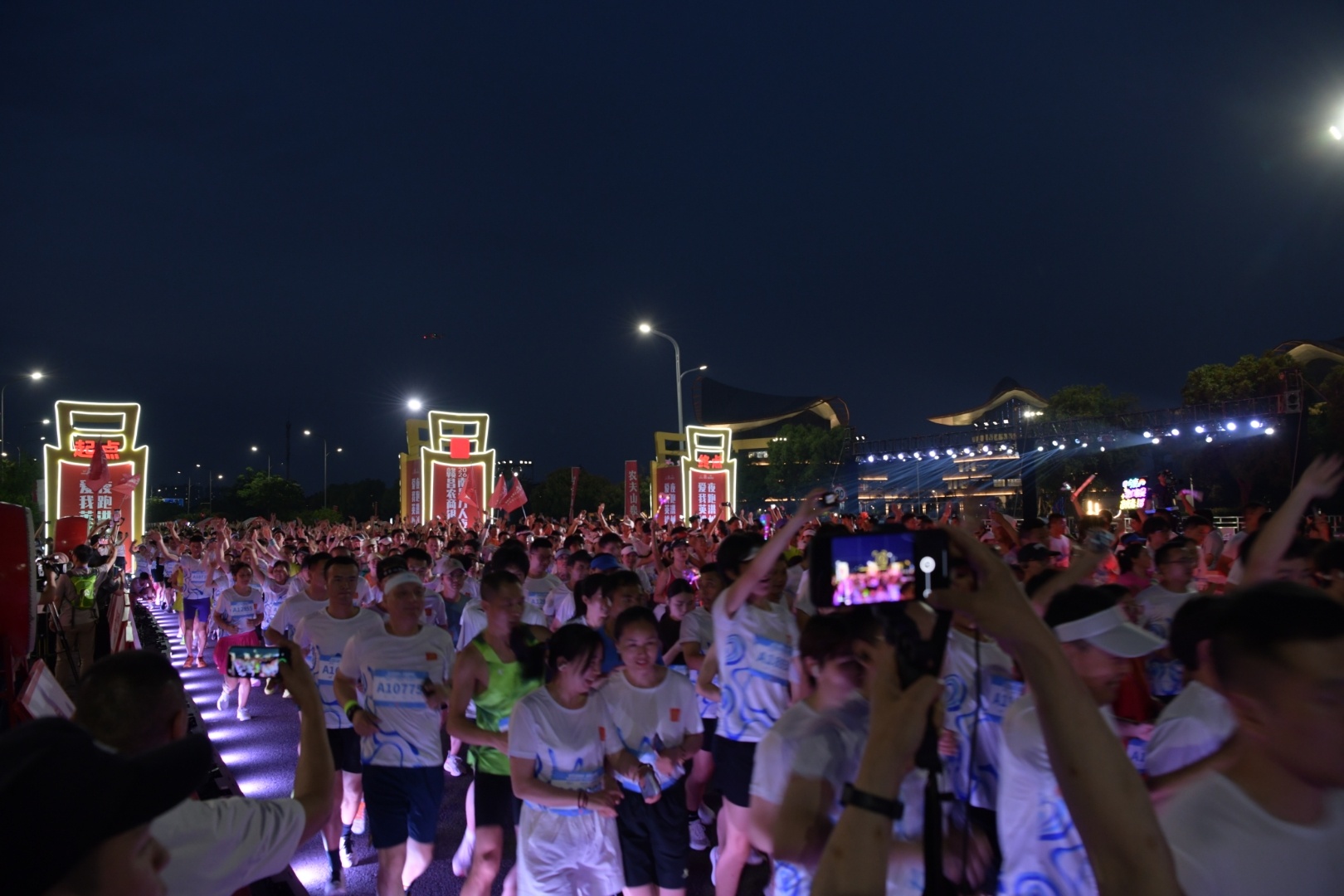 现场直击！万人夜跑洪州桥 昌南主场氛围感拉满 - 图3