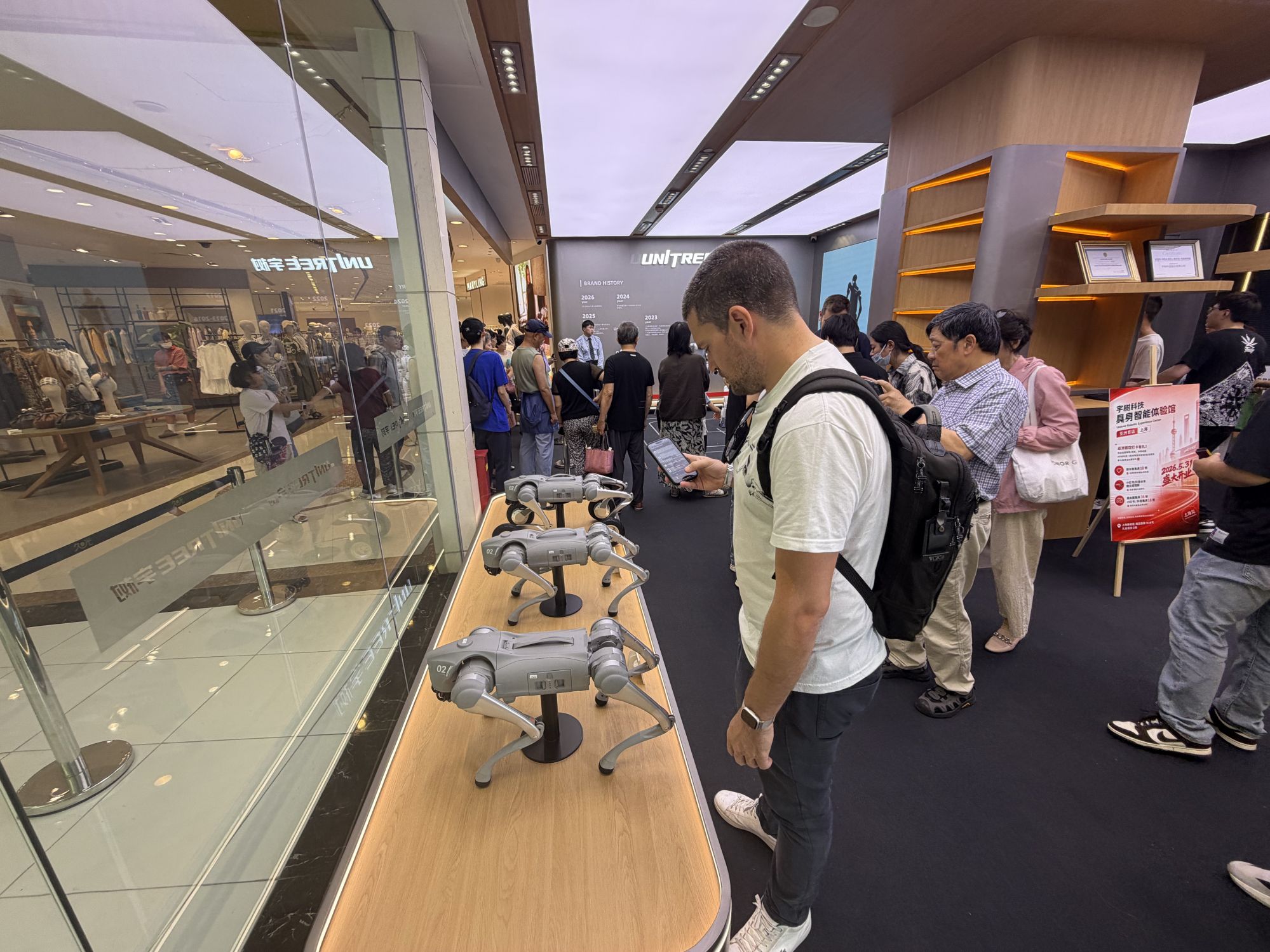 宇树科技上海静安首店开业：现货即买即走 意大利粉丝现场1.5万提货机器狗 - 图2