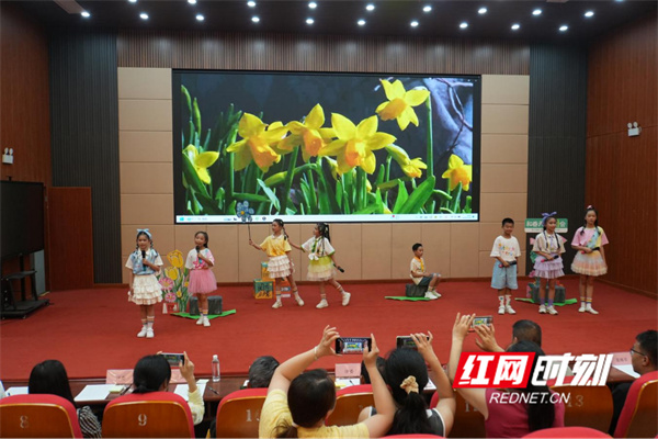 双牌县举办“书香润校园・悦读向未来”庆六一中小学生阅读展示活动 - 图3