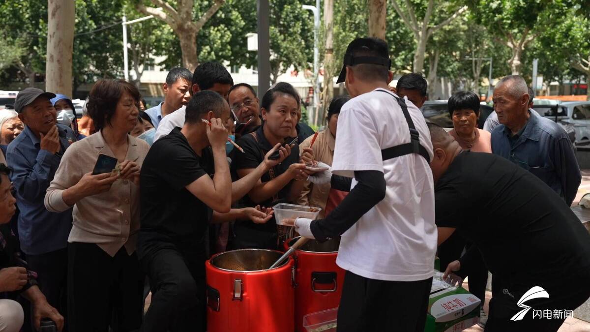 聊城小伙医院附近摆摊卖“一元爱心餐” 温暖病患及家属 - 图2