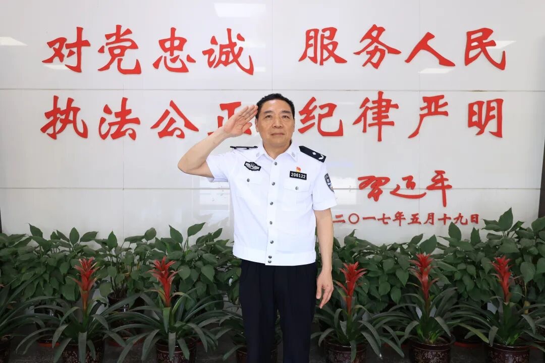 临近退休坚守岗位 铜梁老民警站好最后一班岗 - 图5