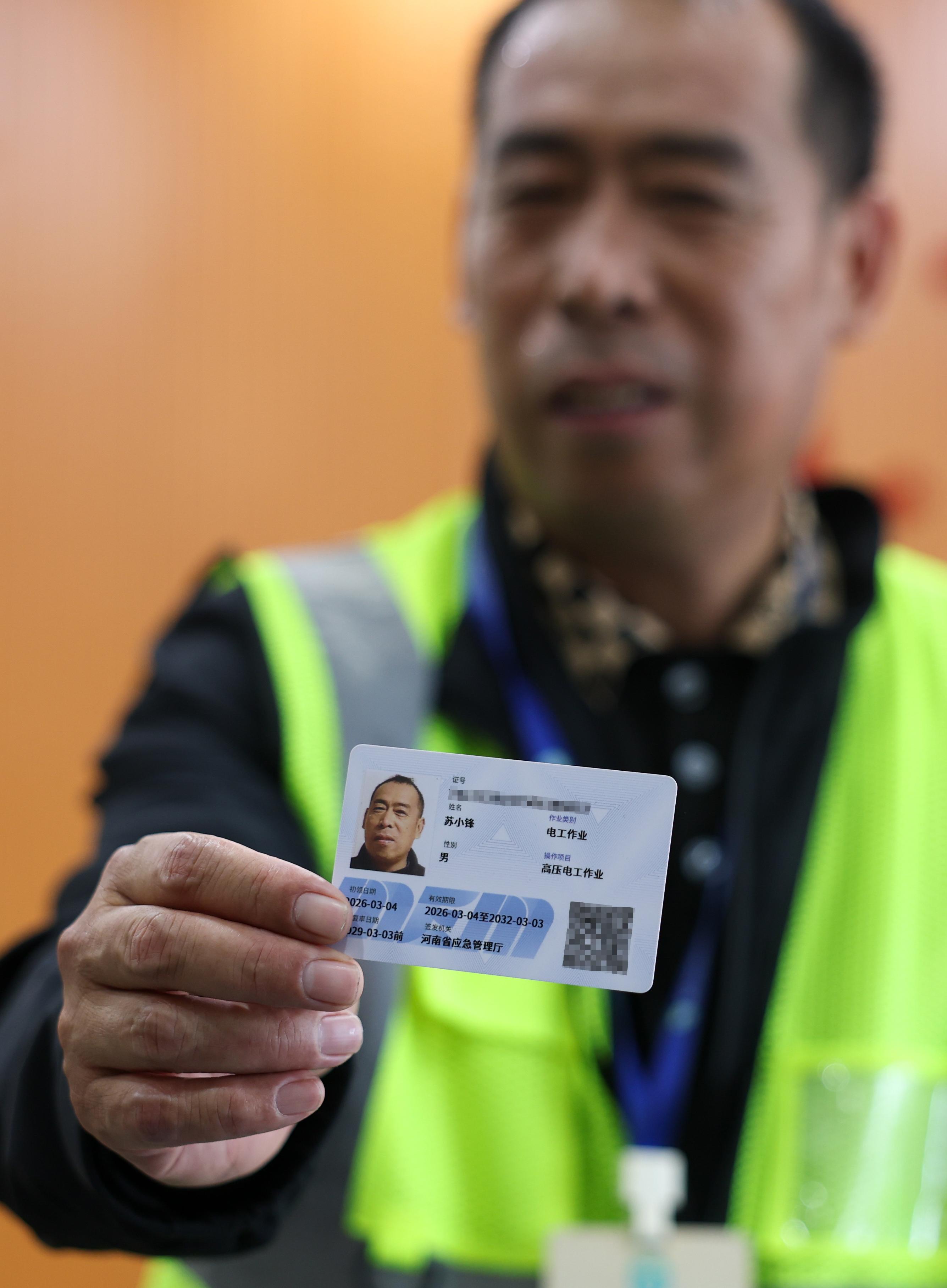 温度丨9年考下13证，读懂“工地大叔”的苦与拼 - 图6