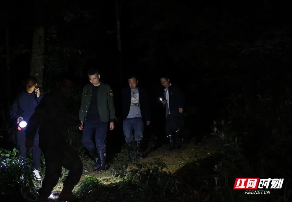 影像故事｜撤离“孤岛”，100多名乡亲结伴徒步的7小时 - 图6