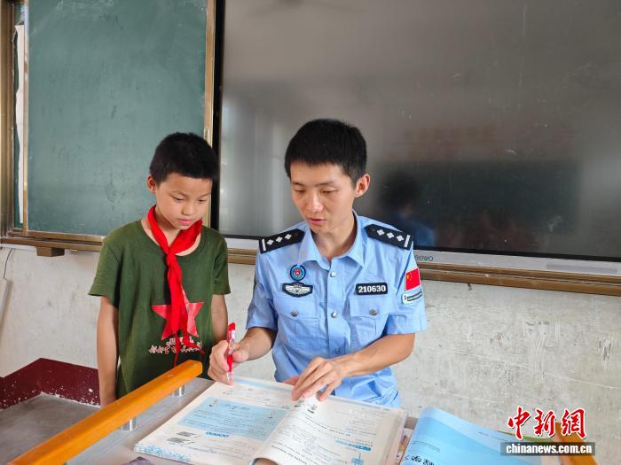 从国门到大山：浙江宁波边检民警打开山区孩子世界之窗 - 图1