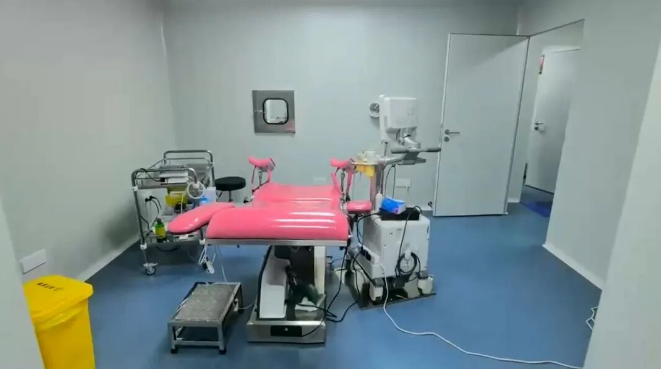 杭州别墅区代孕窝点曝光：可筛选胎儿性别，女子10万元移植失败又添新病；胚胎师试图逃跑，女记者遭暴力拖拽骨折，多部门介入调查 - 图1