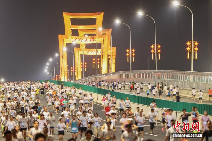 万人夜跑点亮洪州夜 江西南昌文体旅融合激发城市新动能 - 图1