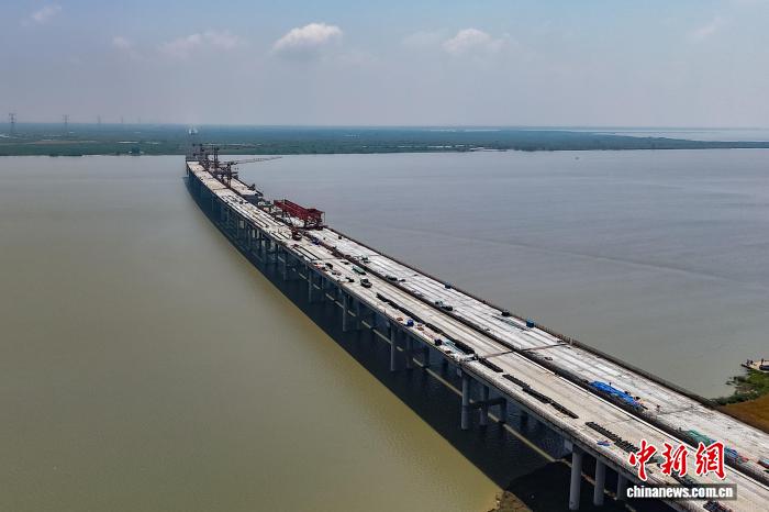 宁盐高速高邮湖特大桥跨淮河入江水道连续梁全线贯通 项目建设提速冲刺 - 图2