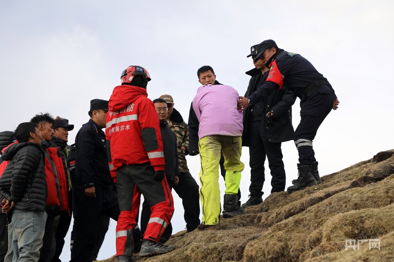 历时29小时 最高海拔5900米 玉珠峰三名被困登山者获救 - 图2