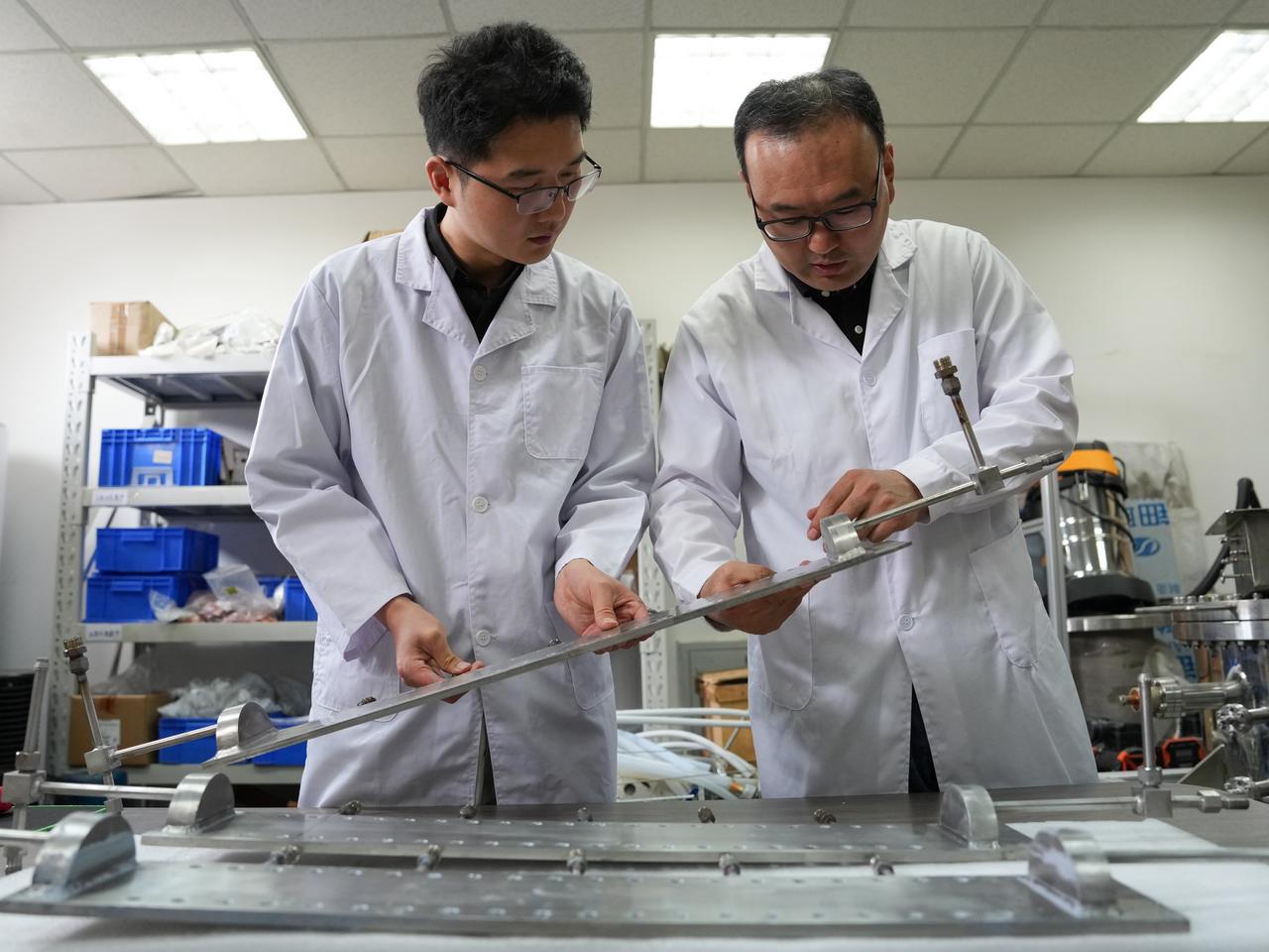 突破“原子缝合术”：中国科学家“闯关超碳” - 图1
