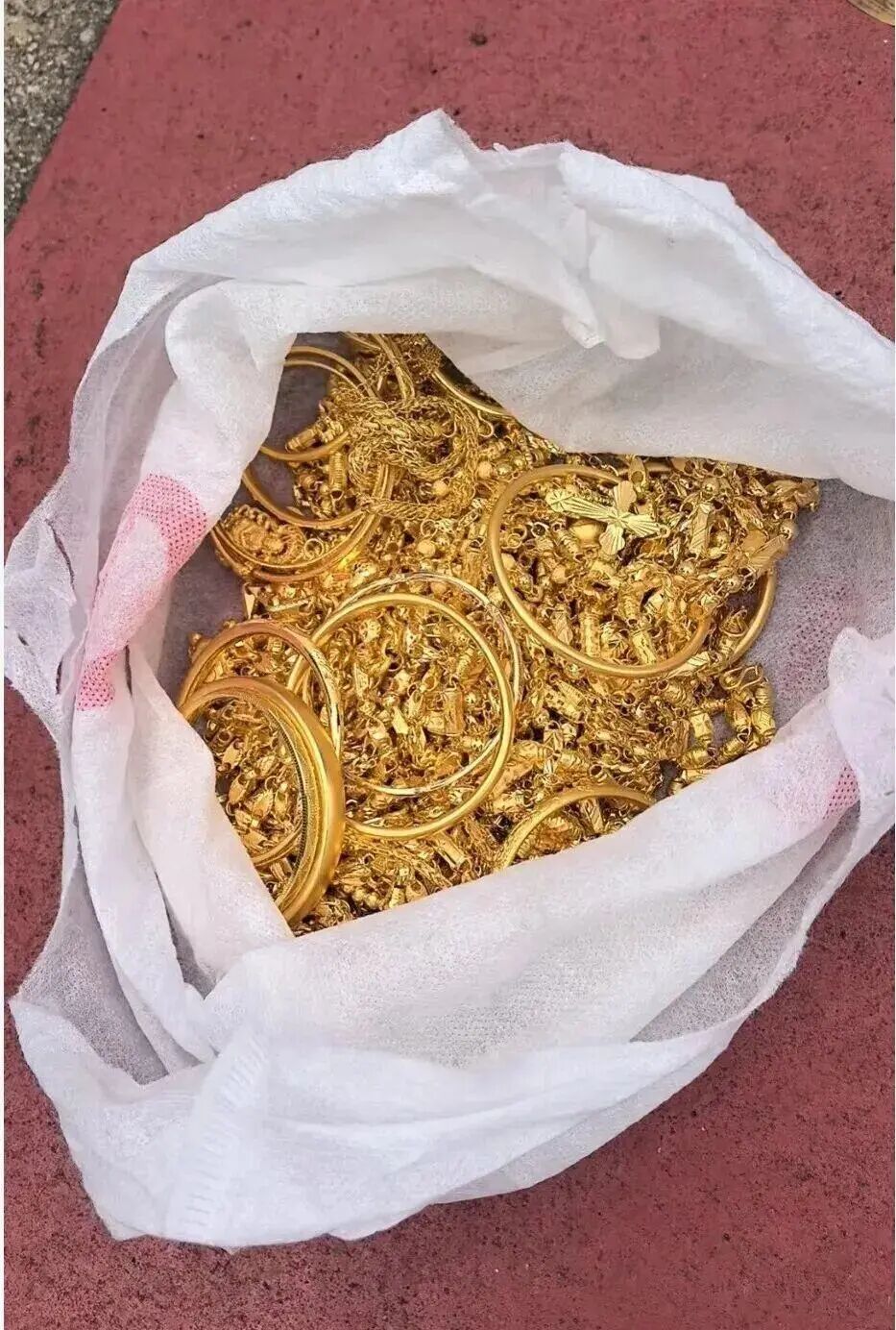 浙江一金店1800余克黄金凌晨被偷，损失超200万元！嫌疑人连夜逃至江西被抓，已被刑拘 - 图4