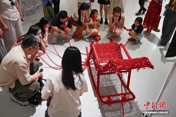 四川美术学院2026毕业作品展吸引观众 - 图3